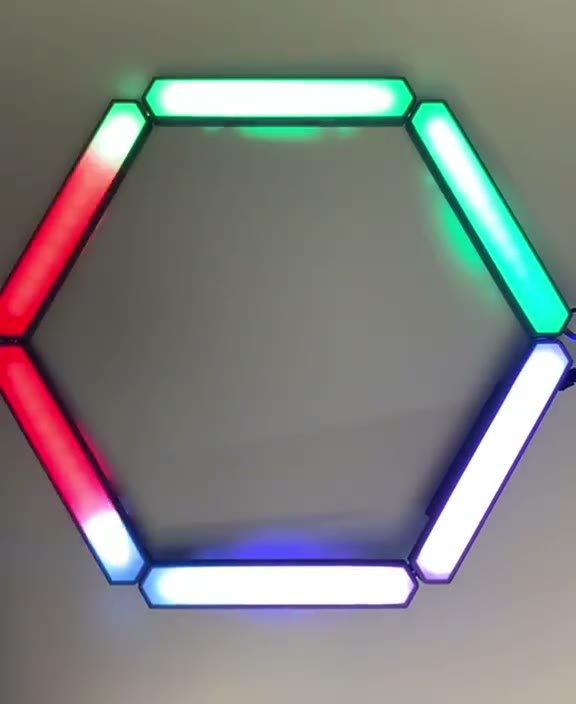 Leuchtendes LED-Sechseck in Rot, Grün, Blau und Weiß